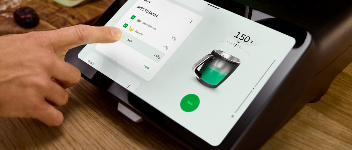 Une femme pèse de la farine au Thermomix