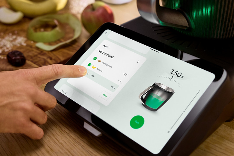 Zoom sur l'écran du Thermomix® TM7 avec la fonctionnalité balance et la liste des ingrédients à ajouter dans le bol