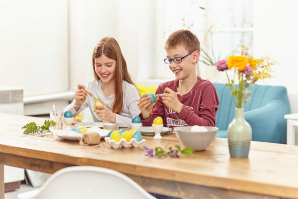 Kinder bemalen Eier