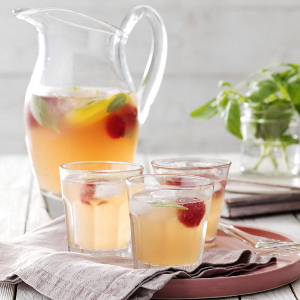 Erfrischender Himbeer-Basilikum-Sangria