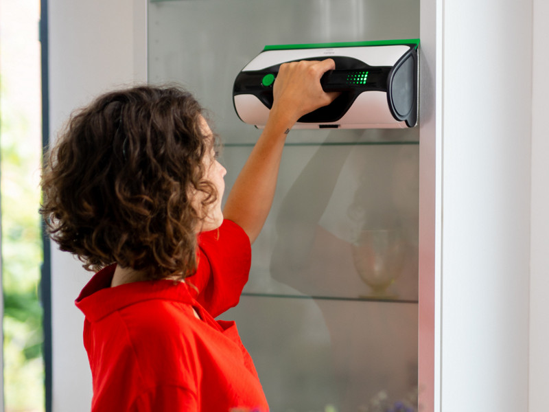 Come pulire i vetri di casa senza lasciare aloni