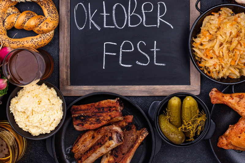 Plats de l'Oktoberfest : bière, bretzel, saucisse, chou à l'étouffée, salade de pommes de terre, demi-poulet et travers de porc.