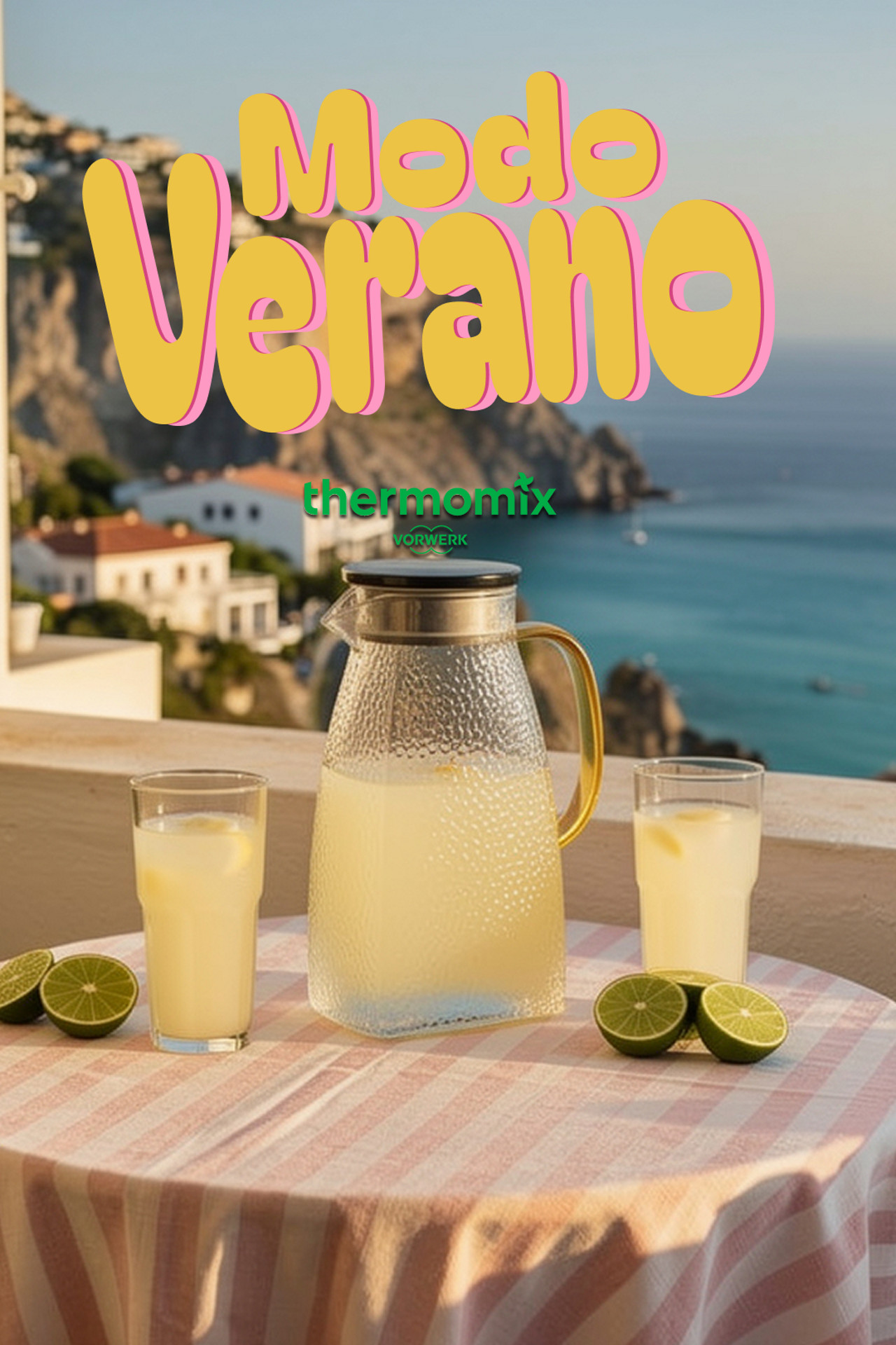 Jarra y dos vasos de limonada con limas sobre una mesa, vista al mar y texto "Modo Verano" y logo Thermomix® arriba.