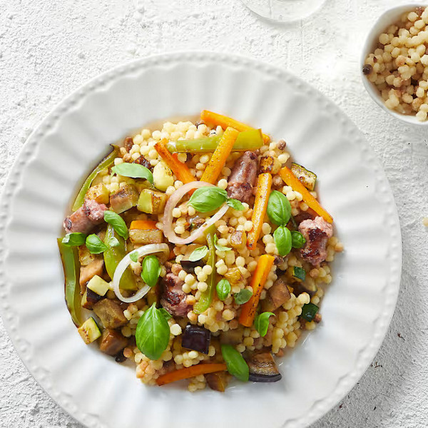 Insalata di fregula con verdure insaporite.