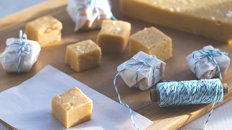 Salzkaramell-Fudge mit weißer Schokolade zum verschenken