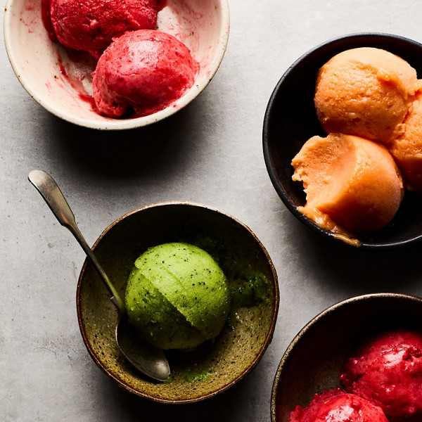 Il gelato alla frutta fatto in casa con Bimby si prepara utilizzando frutta congelata in pezzi. 