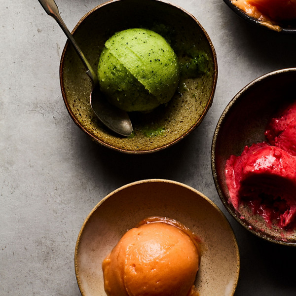 Il gelato alla frutta fatto in casa con Bimby si prepara utilizzando frutta congelata in pezzi. 