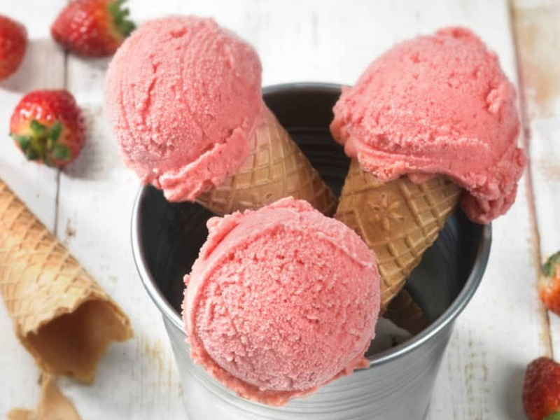 Goditi il fresco sapore del gelato alla fragola fatto in casa con Bimby®.