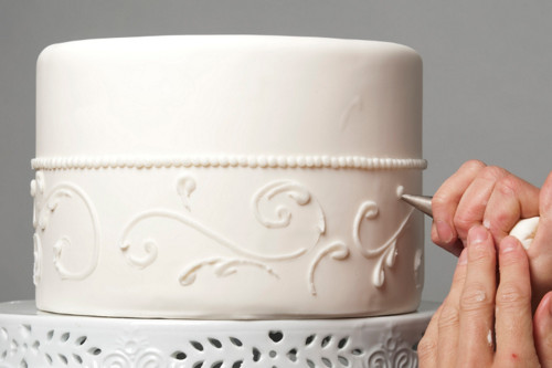Verziere deine Torte mit einer Eiweißspritzglasur