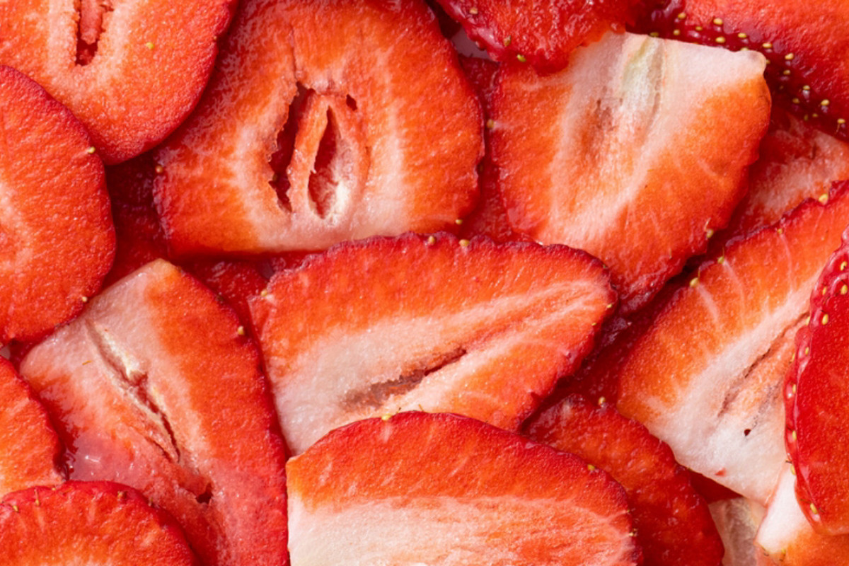 Header Blogartikel Cutter Slices Strawberries 1500x550