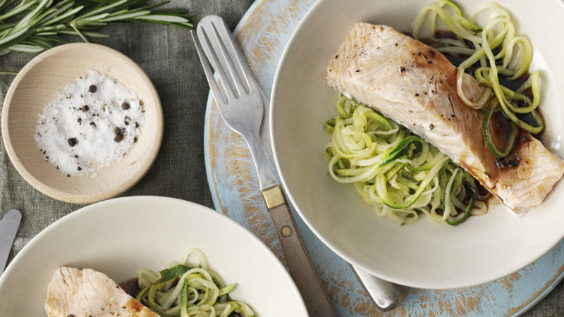 Balsamico-Lachs mit Zucchininudeln