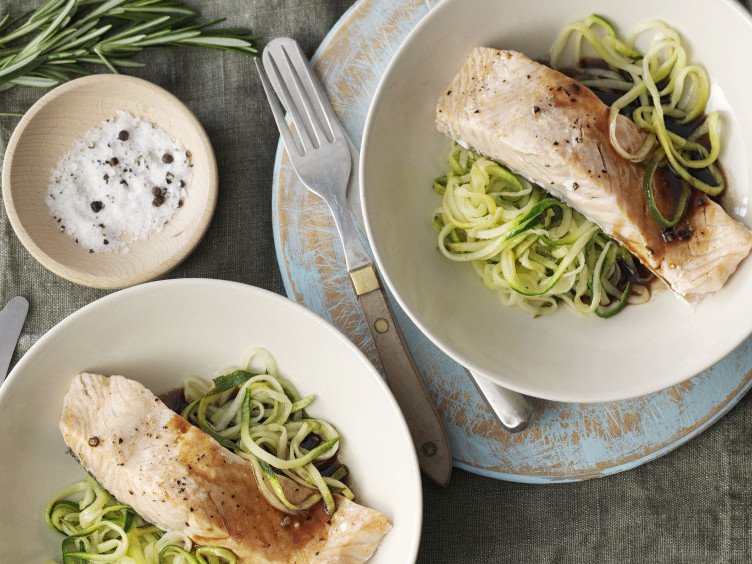 Balsamico-Lachs mit Zucchininudeln