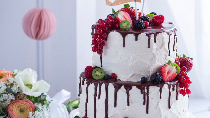 Vanille-Nuss-Hochzeitstorte mit Schokodripping