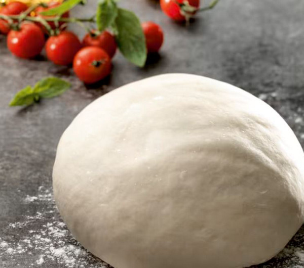 L’impasto per pizza è composto da farina, acqua, lievito, olio e sale