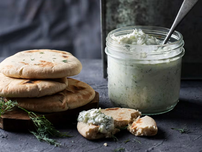 Insalata greca con lo yogurt.