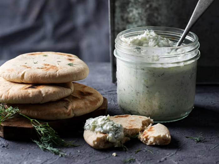 Insalata greca con lo yogurt.