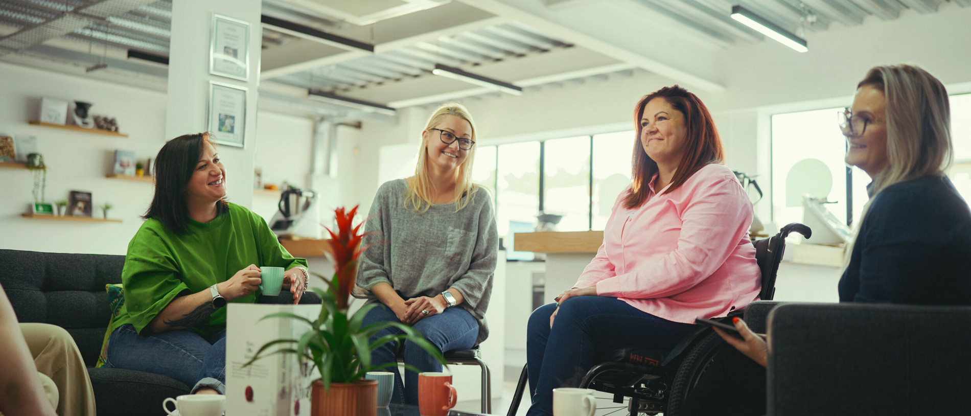 Conjunto de pessoas a conversar 