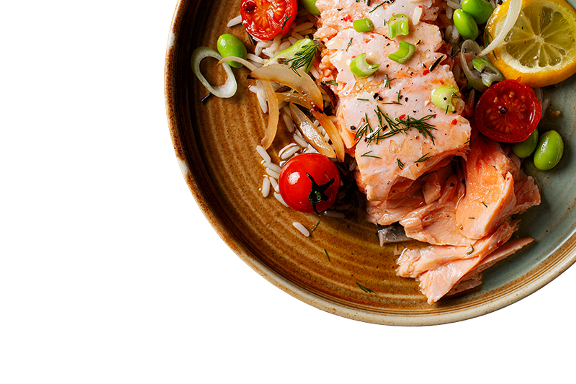 Brązowa miska z gotowanym łososiem, pomidorkami, plasterkiem cytryny, fasolką, cebulą i dzikim ryżem widziana z góry.