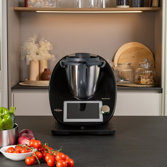 Int Thermomix Merchandising Black Slider Sparkling Black Life style 01 1