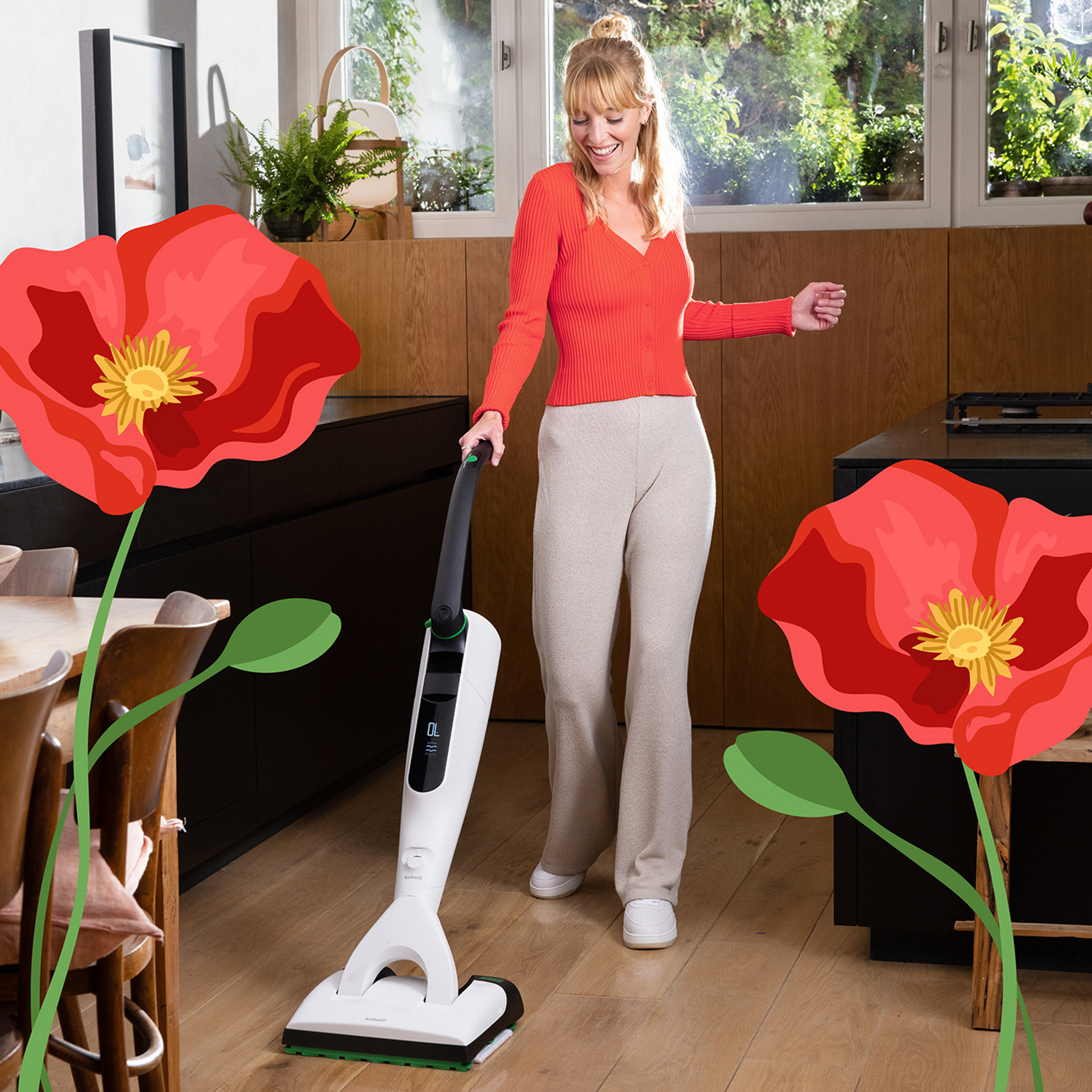 Person reinigt einen Holzboden in einer Küche mit dem VK7 Akku-Staubsauger SP7 Saugwischer, große rote Blumen im Vordergrund.