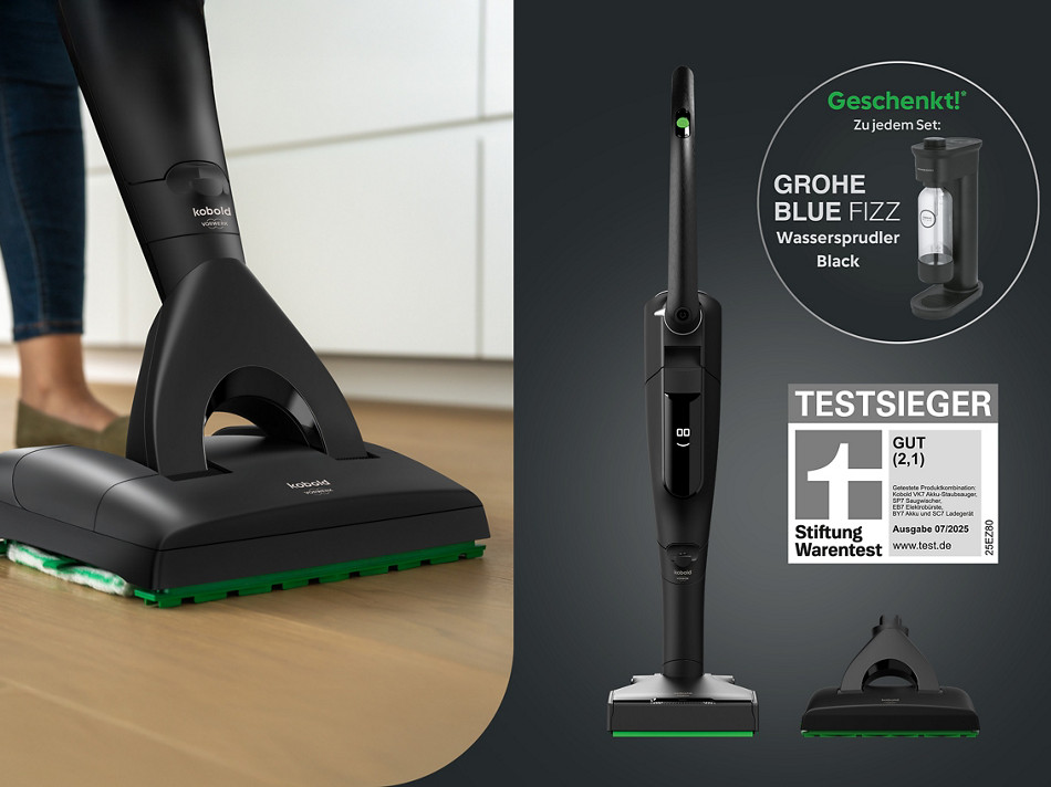 links: Saugwischer in Schwarz wischt schmutziges Parkett, rechts: Akku-Staubsauger und Saugwischer mit Testsieger-Siegel 