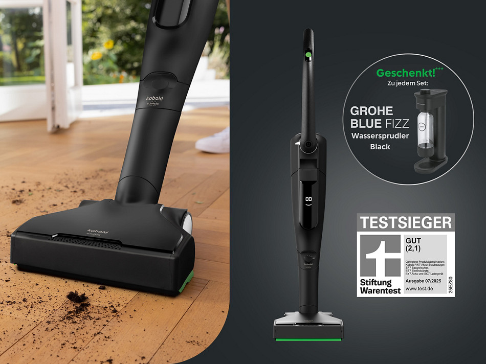 links: Akku-Staubsauger in Schwarz saugt schmutziges Parkett, rechts: Akku-Staubsauger in Schwarz mit Testsieger-Siegel