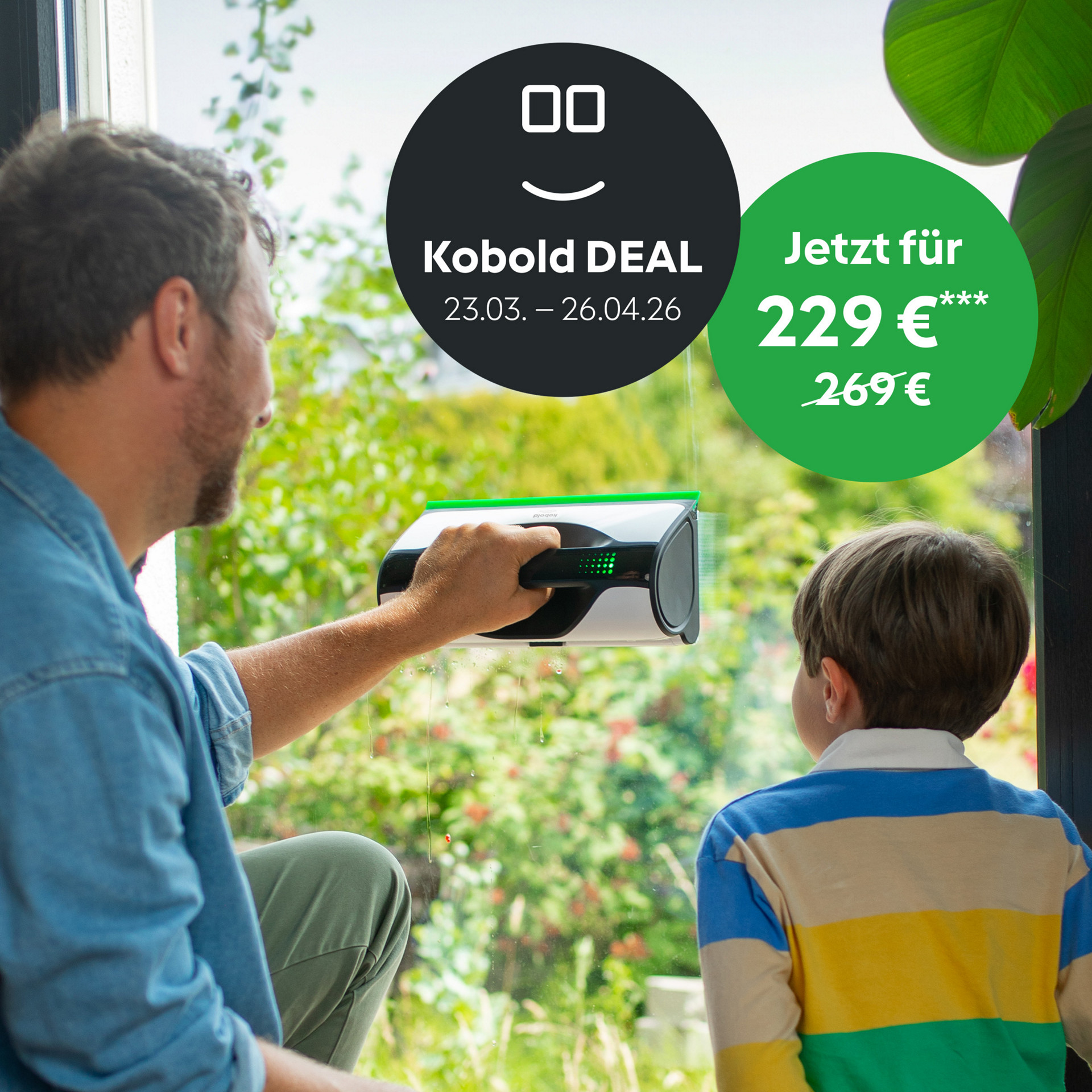 Mann reinigt Fenster mit Kobold VG100+ Flächenreiniger, Kind schaut zu, Angebot mit Preis eingeblendet.