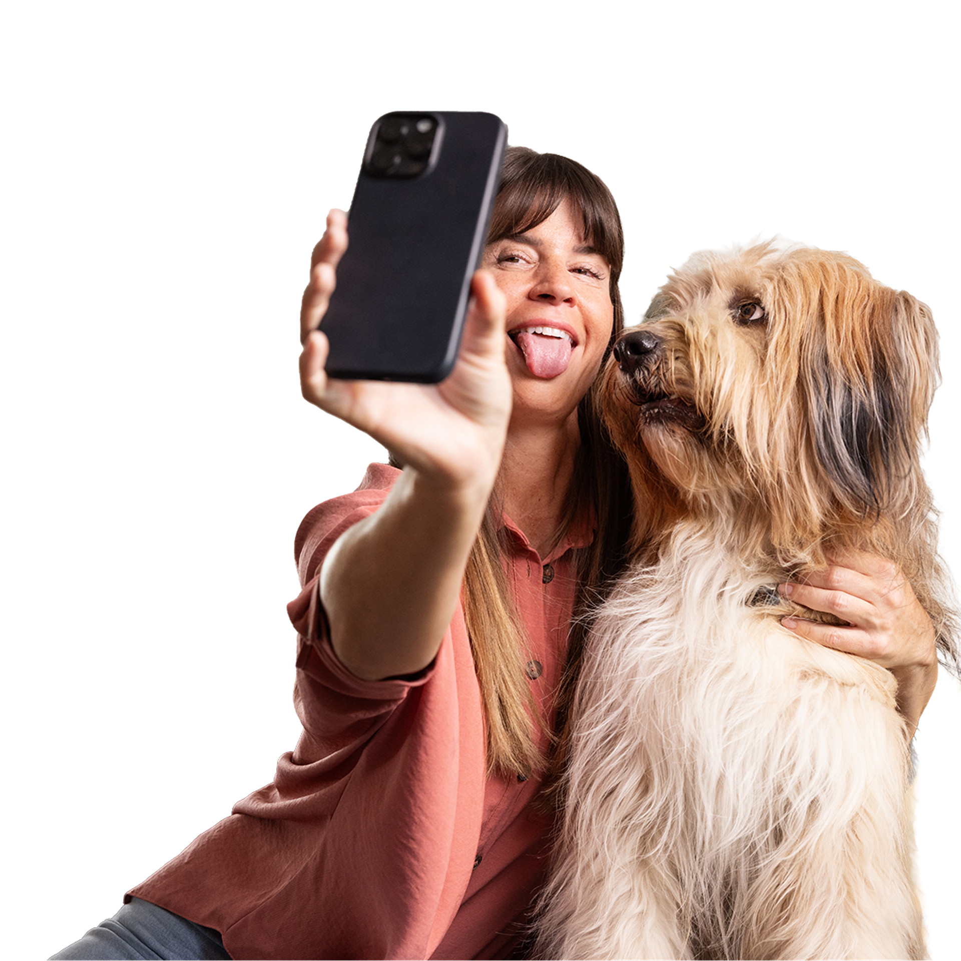 Person hält ein Handy und macht ein Selfie mit einem langhaarigen Hund neben sich.