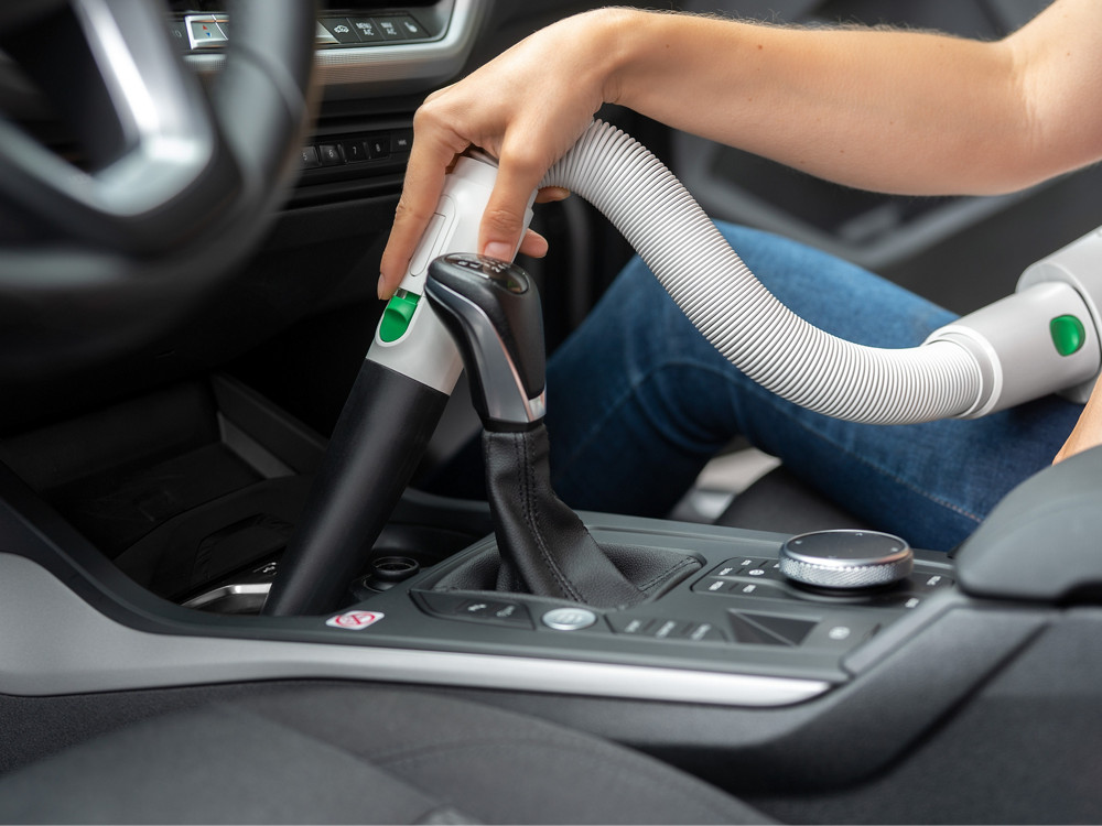 Kobold Autodüse saugt Mittelkonsole im Auto