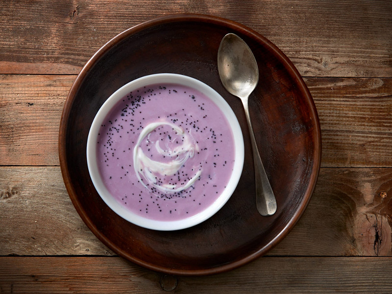 La Vellutata al cavolo viola e kefir è un piatto molto sano e colorato perfetto per un pranzo leggero.
