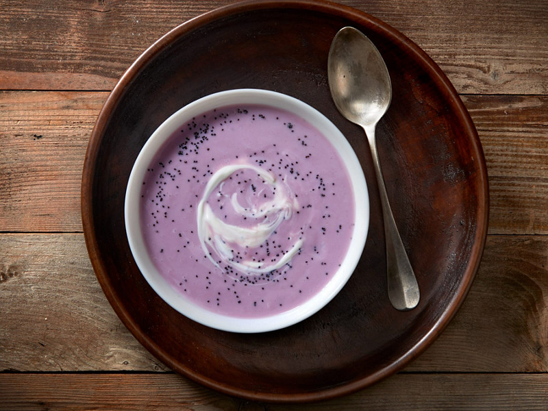 La Vellutata al cavolo viola e kefir è un piatto molto sano e colorato perfetto per un pranzo leggero.