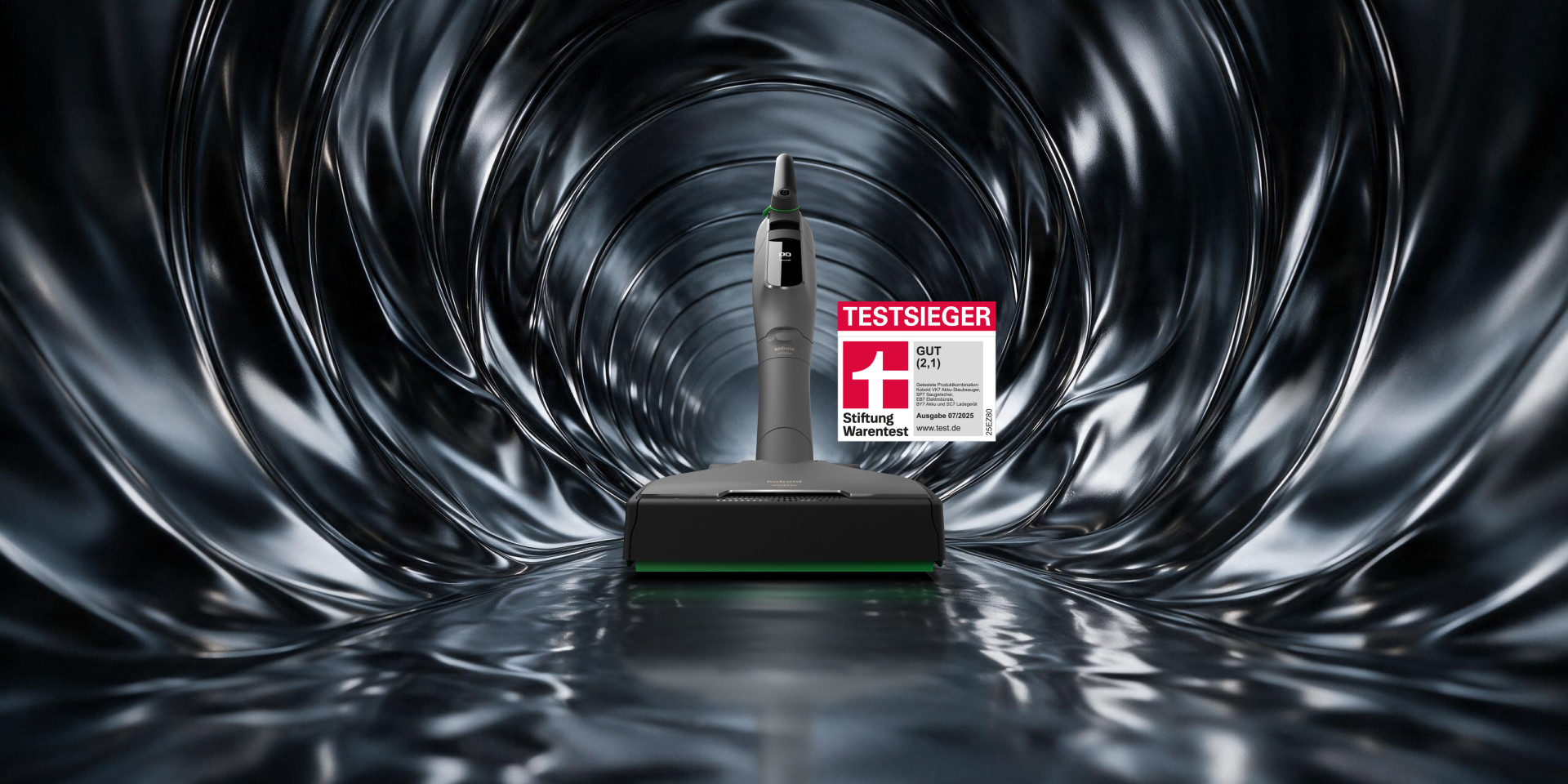 Kobold VK7 Akku-Staubsauger mit EB7 Elektrobürste Titanium in einem Metalltunnel, Testsieger-Siegel sichtbar.