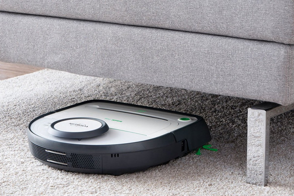 Bild zeigt VR300 beim saugen unter einem Sofa