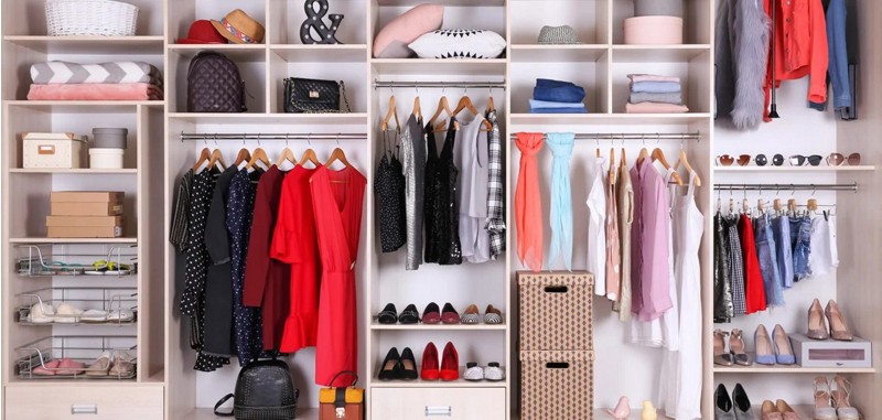 10 consejos para organizar y guardar ropa en poco espacio