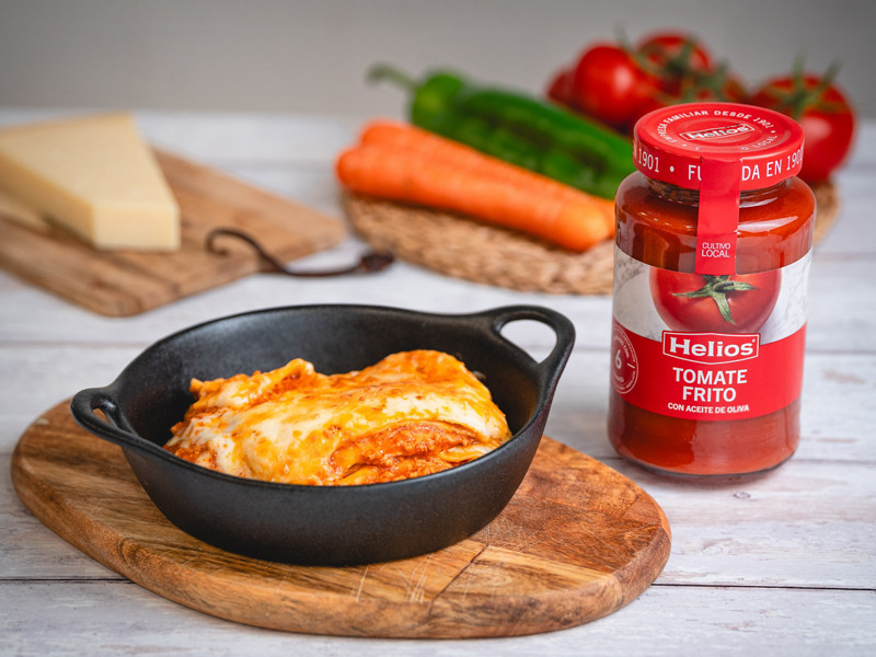 Lasaña boloñesa con champiñones y Tomate Frito Helios con aceite de oliva. 