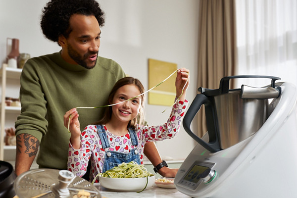 Pai e filha a utilizarem a Mandolina
