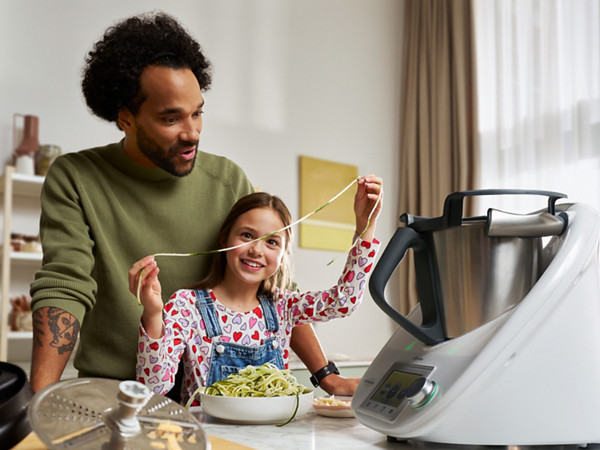 Pai e filha a utilizarem o Espiralizador