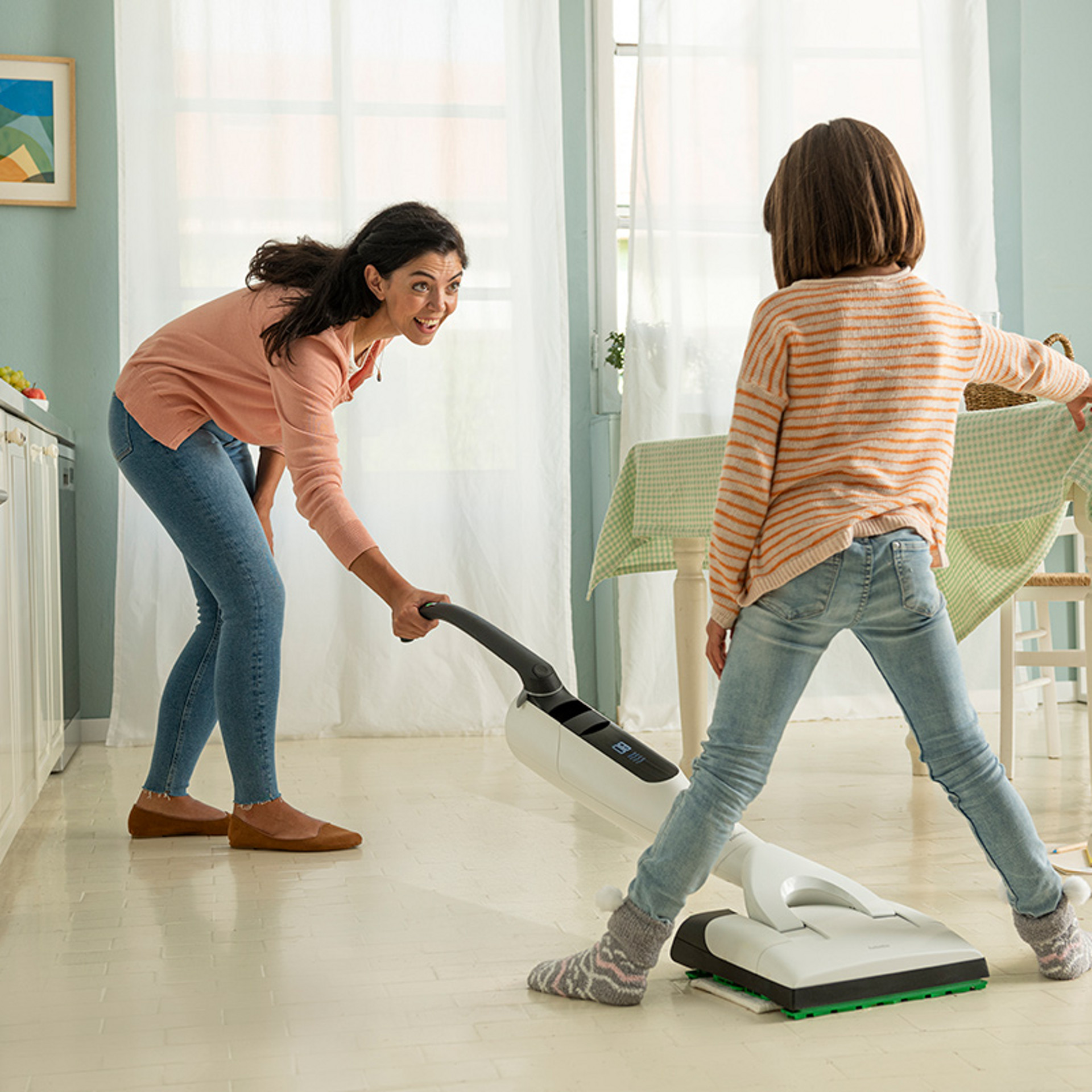 Famiglia pulisce la cucina con Vorwerk
