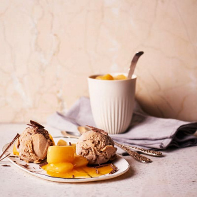Nougateis mit Quittenkompott
