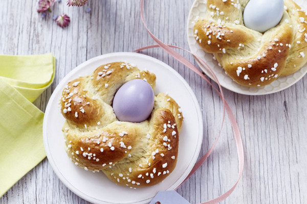 Dekoriere den Osterzopf mit einem Osterei