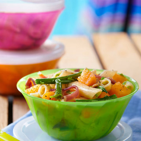 Insalata di pasta integrale con prosciutto crudo, melone e fagiolini.