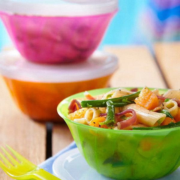 Insalata di pasta integrale con prosciutto crudo, melone e fagiolini.