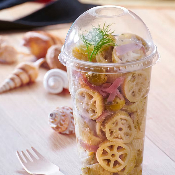 Insalata di pasta con tonno affumicato, finocchi e olive.