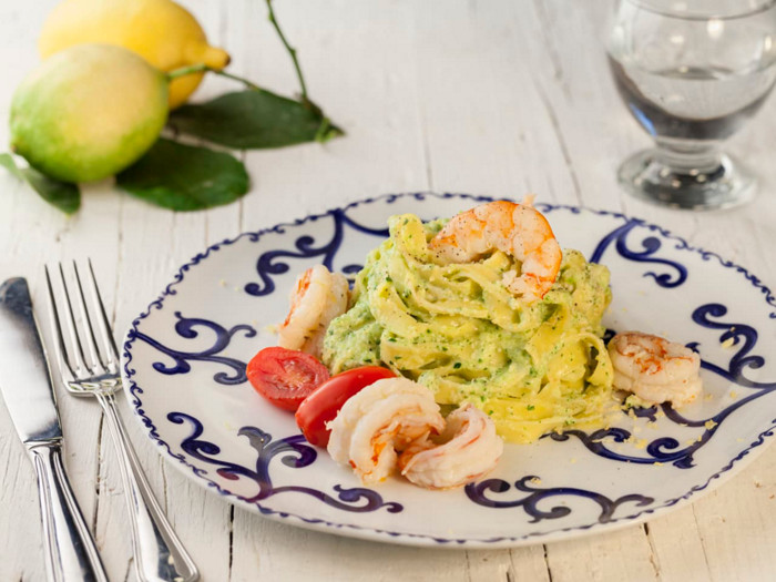 Tagliatelle di mais e riso con gamberi e pesto di zucchine (senza glutine)