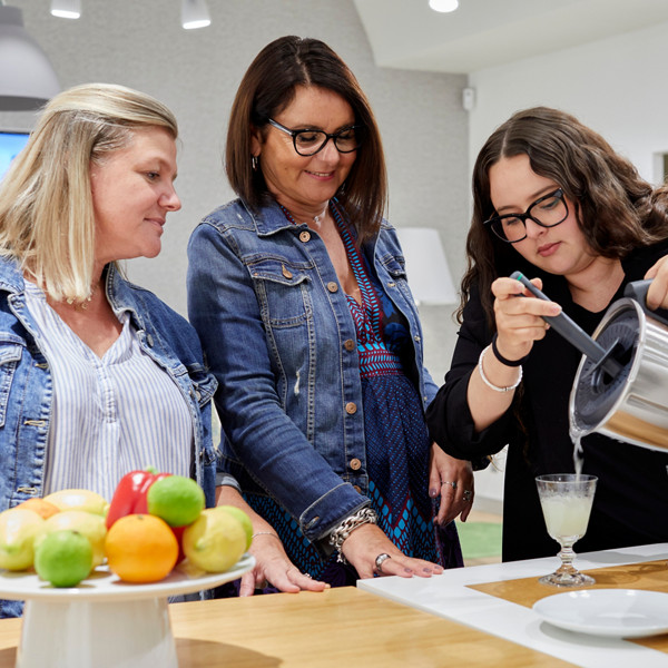 Trois femmes en train d'utiliser le Thermomix en atelier culinaire