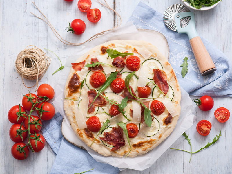 Pizza bianca z dlugodojrzewajaca szynka i rukola