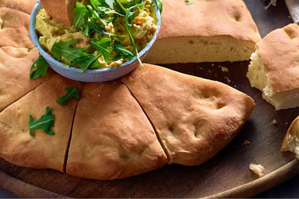 Focaccia con crema spalmabile all'avocado