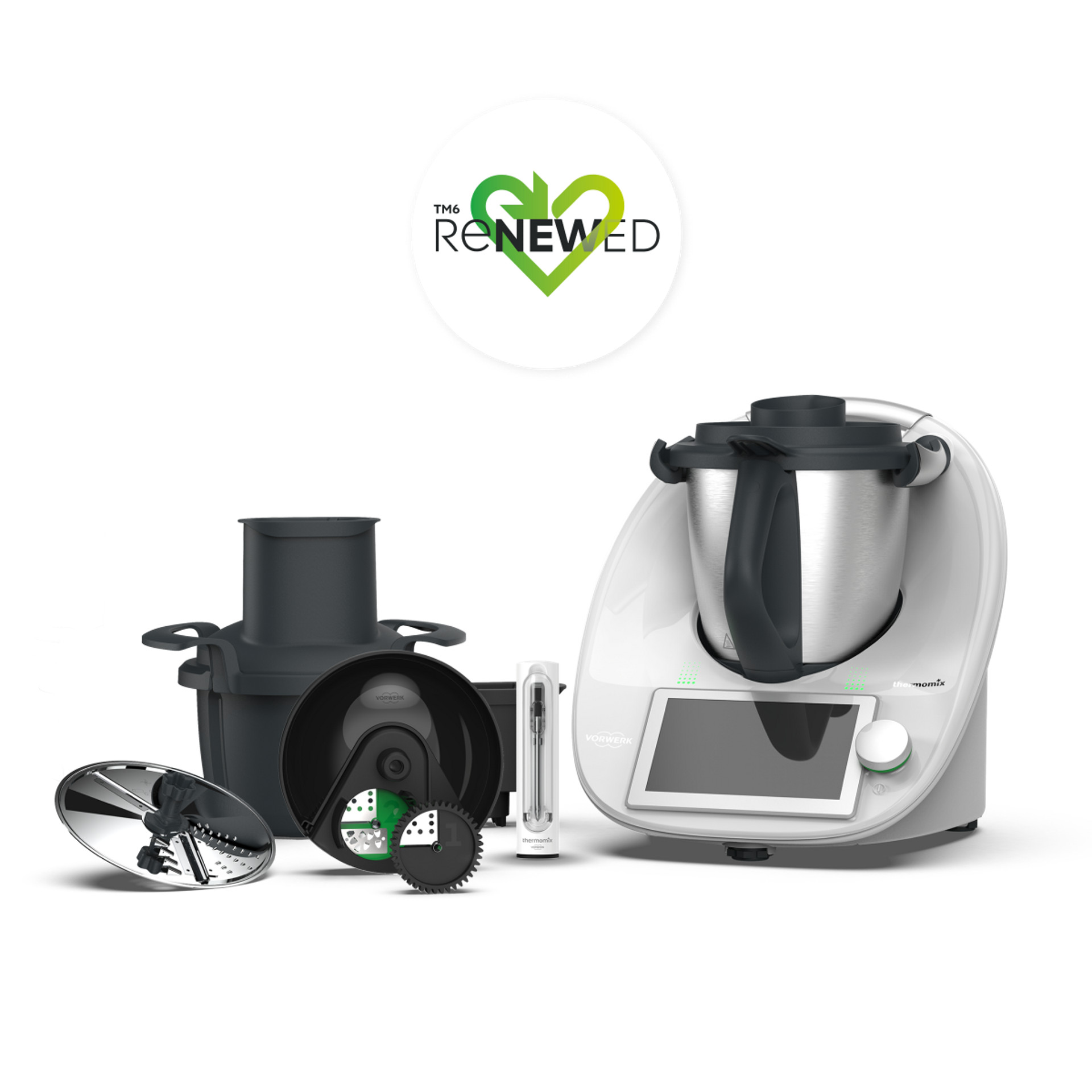 Thermomix® TM6 mit TM6/TM5 Gemüse Styler, Sensor, Renewed-Logo und Zubehör nebeneinander angeordnet.