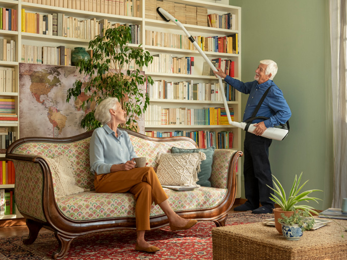 Usa il Tubo Flessibile del tuo Folletto per aspirare la polvere e lo sporco dalla parte superiore degli armadi