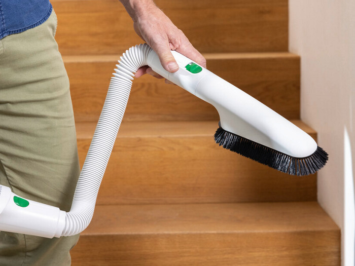 La Spazzola multiuso FD7 “Tucano” è ideale per spazzolare la zanzariera in verticale.